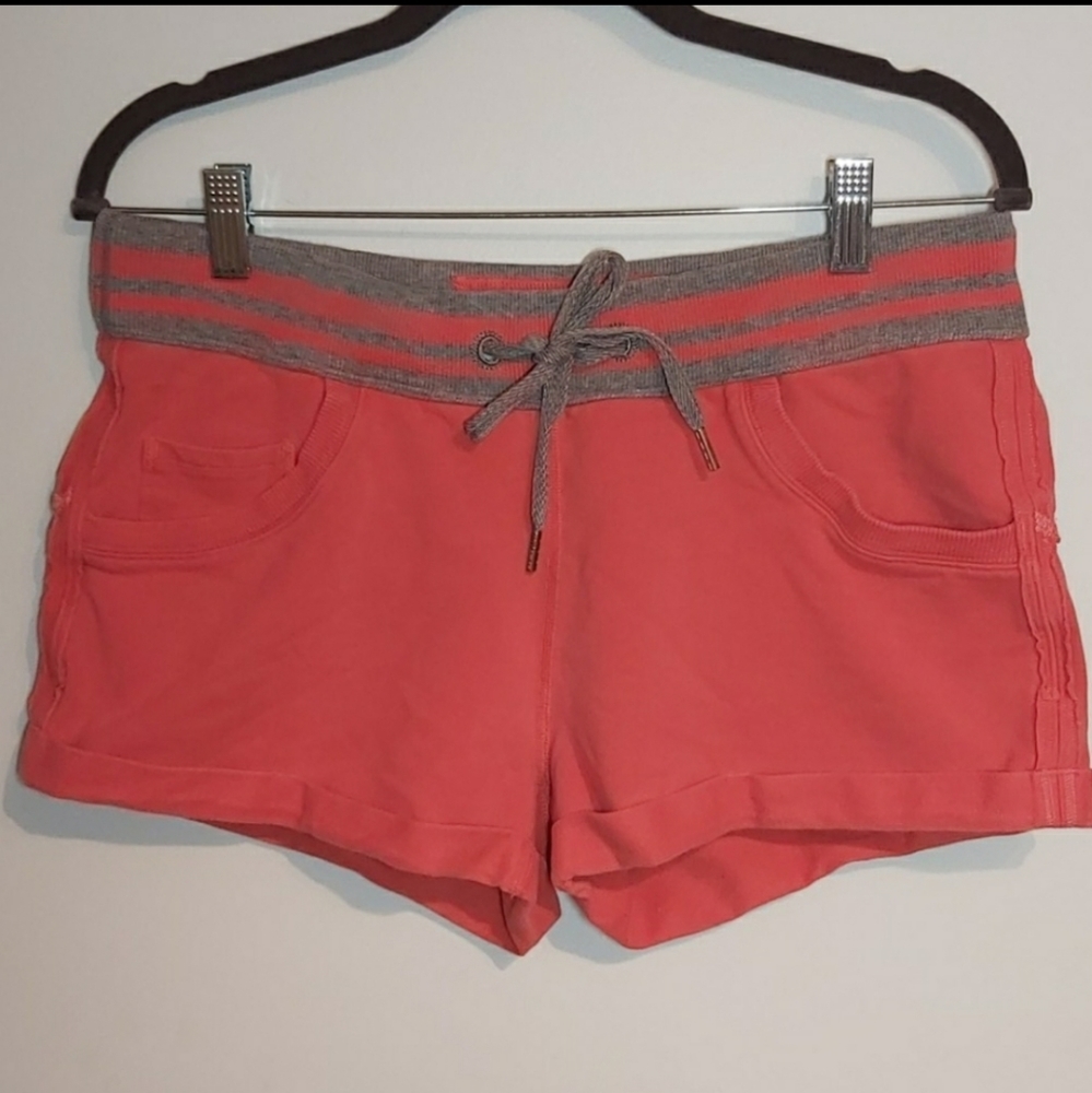 Lululemon size 6 cuffed shorts